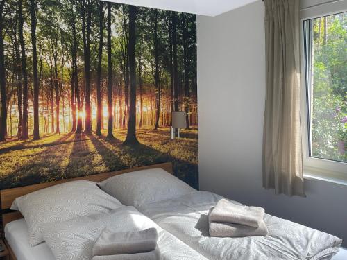 1 dormitorio con 1 cama con un mural en la pared del bosque en Haus Eva, en Groß Gusborn