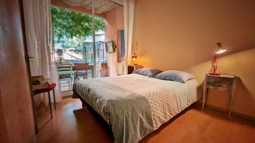 ミヨーにあるchambre condamine spaの窓付きの部屋にベッド付きのベッドルーム1室があります。