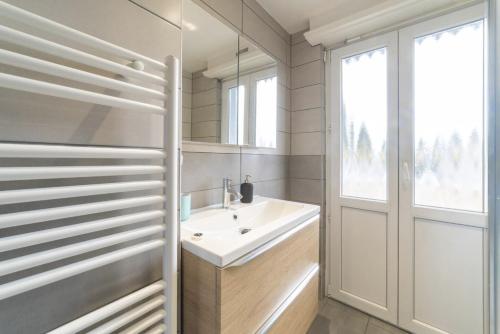 une salle de bain avec un lavabo et un miroir dans l'établissement JUST FOR YOU - Balcon - Parking - Calme- Fibre - RELAX BNB, à Mulhouse