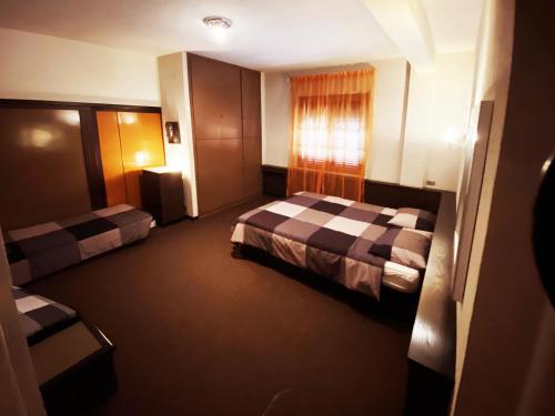 ein Hotelzimmer mit 2 Betten und einem Fenster in der Unterkunft Villa Relax Numana in Numana