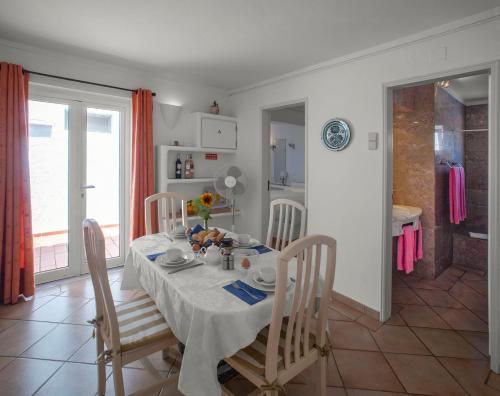 Charming Apartment with Garden Views in Luz