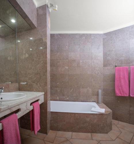 Charming Apartment with Garden Views in Luz