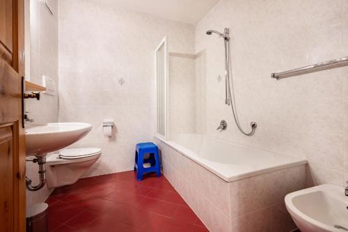 y baño con bañera, aseo y lavamanos. en Lindenhof Apt 6, en Vandoies