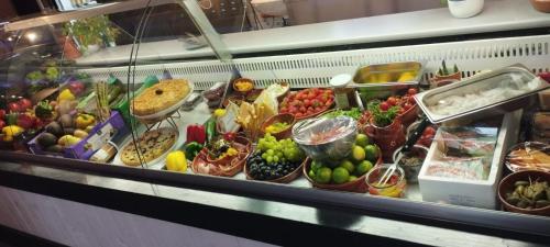 a display case with a bunch of fruits and vegetables at Hotel Henriettenhof Weimarer Land, Weimar-Bad Berka in Bad Berka