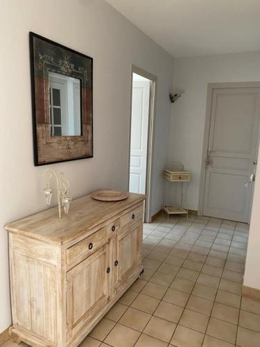 une salle de bain avec un lavabo et un miroir au mur dans l'établissement Maison Toulouges Climatisée - Proche Perpignan, à Toulouges