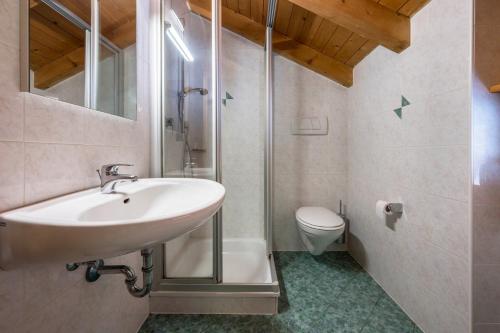 Ein Badezimmer in der Unterkunft Lindenhof Apt 4