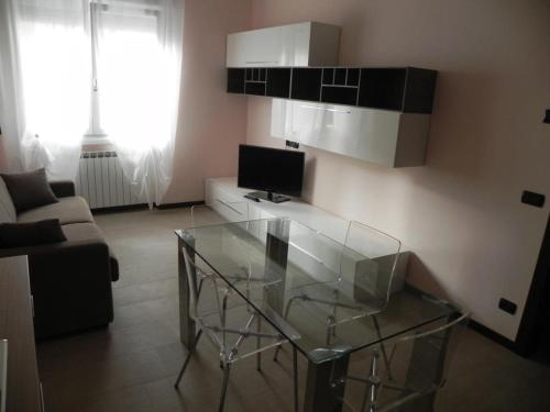 - un salon avec une table en verre et un canapé dans l'établissement Sirio, à Arma di Taggia