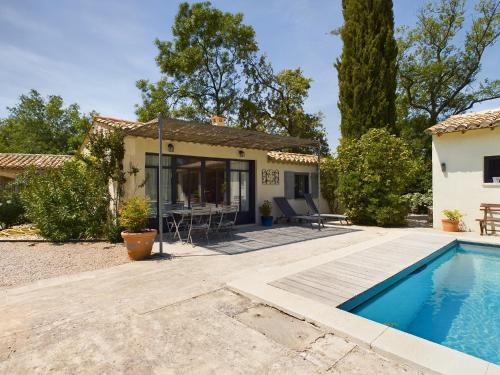 une villa avec piscine et une maison dans l'établissement MAS DU TEMPS PERDU, à Maussane-les-Alpilles