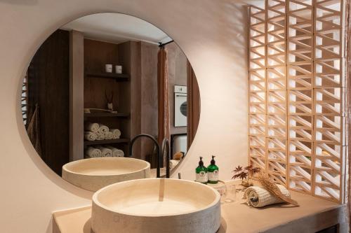 a bathroom with a large mirror and a sink at Loft Living Parkview Suite in Nieuwpoort