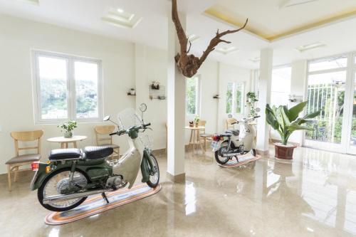 2 motocicletas estacionadas en una sala de estar en Cloud River Homestay en Da Lat