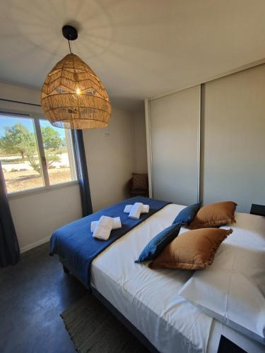 une chambre avec un grand lit et un lustre dans l'établissement Casa Amicis, à Gras