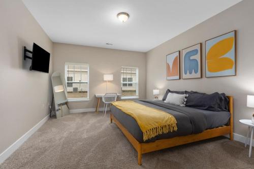 Modern 2BR 2BA New Build Condo with Garage & Patioにあるベッド