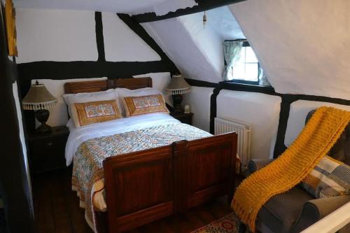 een slaapkamer met een bed en een raam op zolder bij Hathaway Hamlet in Stratford-upon-Avon