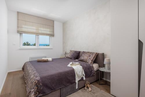 Krevet ili kreveti u jedinici u objektu Luxury apartment Anteo Hills with parking garage and balcony