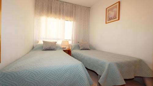 2 camas en una habitación pequeña con ventana en Apartamento Mar Azul Ref 6364, en Torrevieja
