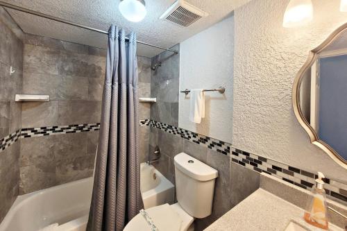 Ένα μπάνιο στο Pirates Cove Condo Unit 406
