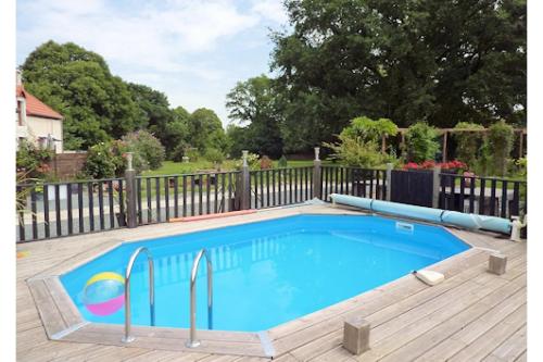 Bazén v ubytování Saint-Saturnin 3-Bed Home Sleeps 10 Pool Garden nebo v jeho okolí