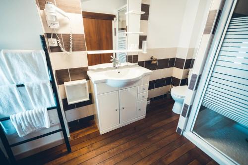 a bathroom with a sink and a toilet at Marina D'oro in Macinaggio