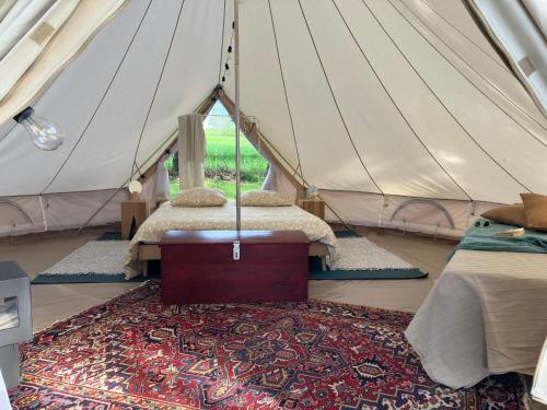 Camping Le Muret tesisinde bir odada yatak veya yataklar