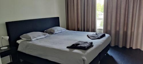 Katil atau katil-katil dalam bilik di k50159 Spacious and modern apartment near the city center, free parking