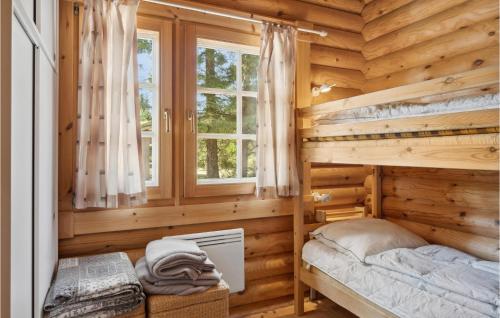 um quarto chalé de madeira com um beliche e uma janela em 3 Bedroom Cozy Home In Blokhus em Blokhus
