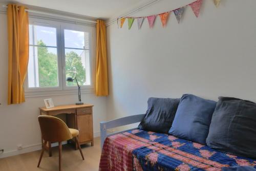une chambre avec un lit, un bureau et une fenêtre dans l'établissement Bel appartement, 3 chambres et parking, Montpellier centre, à Montpellier