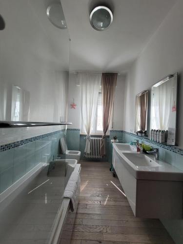 - Baño con 2 lavabos y 2 aseos en Garda Best Living, en Desenzano del Garda