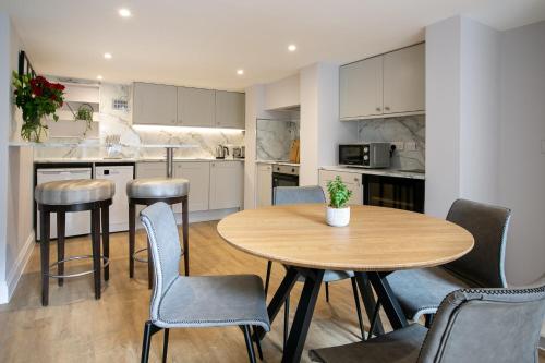 eine Küche und ein Esszimmer mit einem Tisch und Stühlen in der Unterkunft One Warwick Park Hotel in Royal Tunbridge Wells