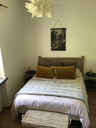 um quarto com uma cama grande e um tecto branco em Casale a la campagne em San Mauro Torinese