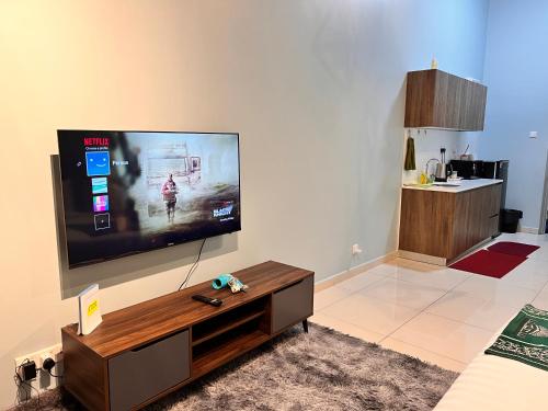 TV a/nebo společenská místnost v ubytování BLUE JADE STUDIOS