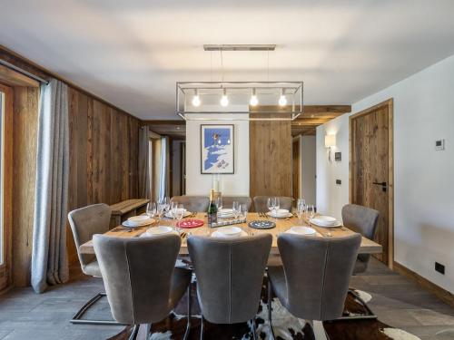 une salle à manger avec une grande table et des chaises en bois dans l'établissement Appartement Ski-in/Ski-out, 3 Chambres, Cheminée, Parking, Val-d'Isère - FR-1-567-74, à Val dʼIsère