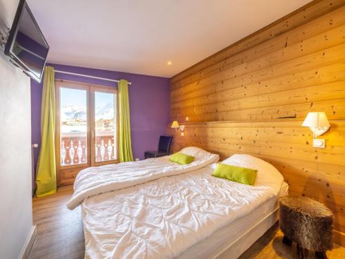 Posteľ alebo postele v izbe v ubytovaní Appartement Charme 2 pièces cabine, skis aux pieds, balcon, WIFI, au cœur de Tignes le Lac - FR-1-502-479