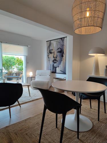 un salon avec une table et des chaises dans l'établissement La suite appartement plages et centre ville a pied, à Concarneau