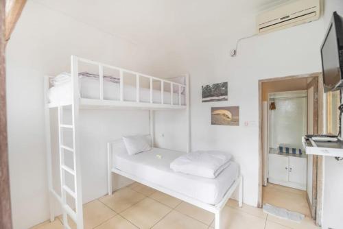 ein Schlafzimmer mit einem Etagenbett und einem Schreibtisch in der Unterkunft The Island Bali in Seminyak