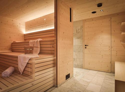 una sauna con pareti rivestite in legno e una porta di Burgfrieder Mühle a Rasun di Sopra