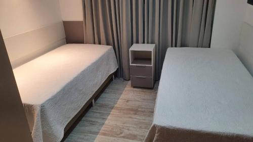 1 dormitorio con 2 camas y un pequeño armario en Mirante dos Alpes Teresópolis, en Teresópolis