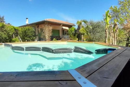 une piscine devant une maison dans l'établissement La Quiétude, maison paisible avec piscine, à Moissac