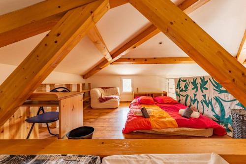 une chambre avec un lit dans un grenier dans l'établissement La Quiétude, maison paisible avec piscine, à Moissac