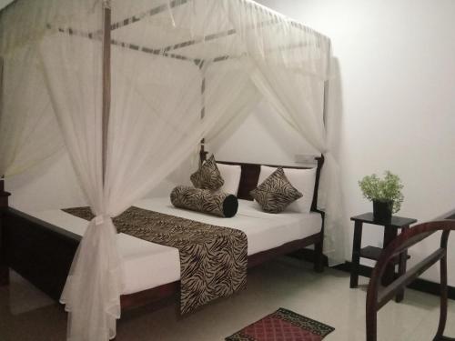 Letto o letti in una camera di Sigiriya Rock Gate Resort