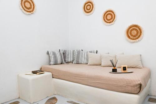 um quarto com uma cama com uma mesa em Villa Maina em Kamari