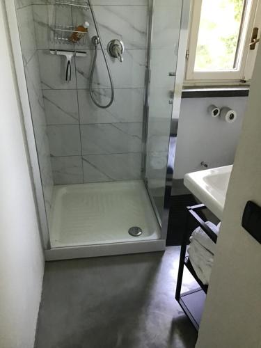 uma casa de banho com um chuveiro e um lavatório. em Casale a la campagne em San Mauro Torinese