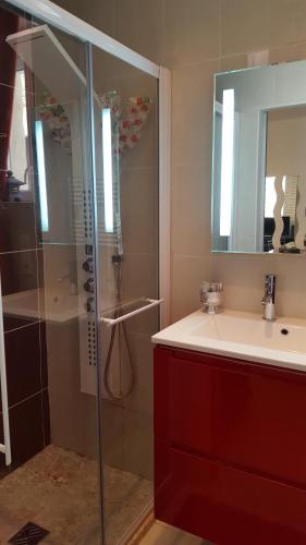 Ένα μπάνιο στο Studio meublé de 25m² proche de la mer