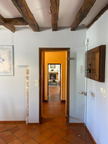 a hallway with a door leading to a kitchen at Domaine Les Hauts Prés in Villaines-les-Prévôtes
