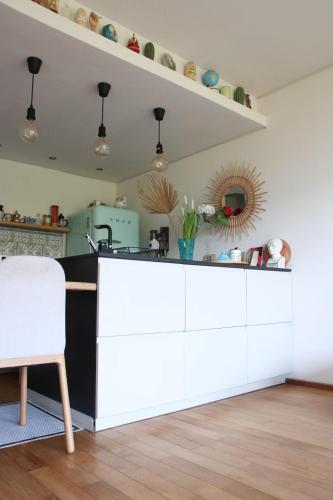 a kitchen with a white counter top in a room at T2 dans une résidence au coeur du Brusc in Six-Fours-les-Plages