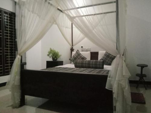 Letto o letti in una camera di Sigiriya Rock Gate Resort