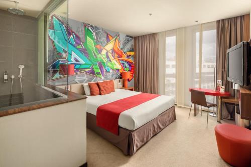 une chambre d'hôtel avec un lit orné d'une peinture murale. dans l'établissement Clarion Congress Hotel Bratislava, à Bratislava