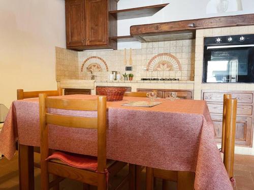 Appartamento toscano Pelago - Firenze في Pelago: مطبخ مع طاولة مع كرسيين وطاولة