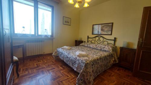 1 dormitorio con cama y ventana grande en Villa del Biondo en Certaldo