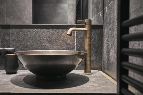 a bathroom with a bowl sink and a faucet at Ruhiges Waldchalet in Racines