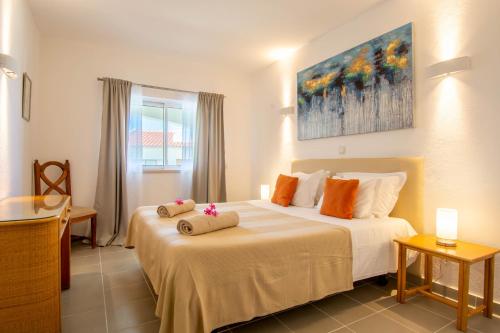 pokój hotelowy z 2 łóżkami i oknem w obiekcie Monte Dourado w mieście Carvoeiro